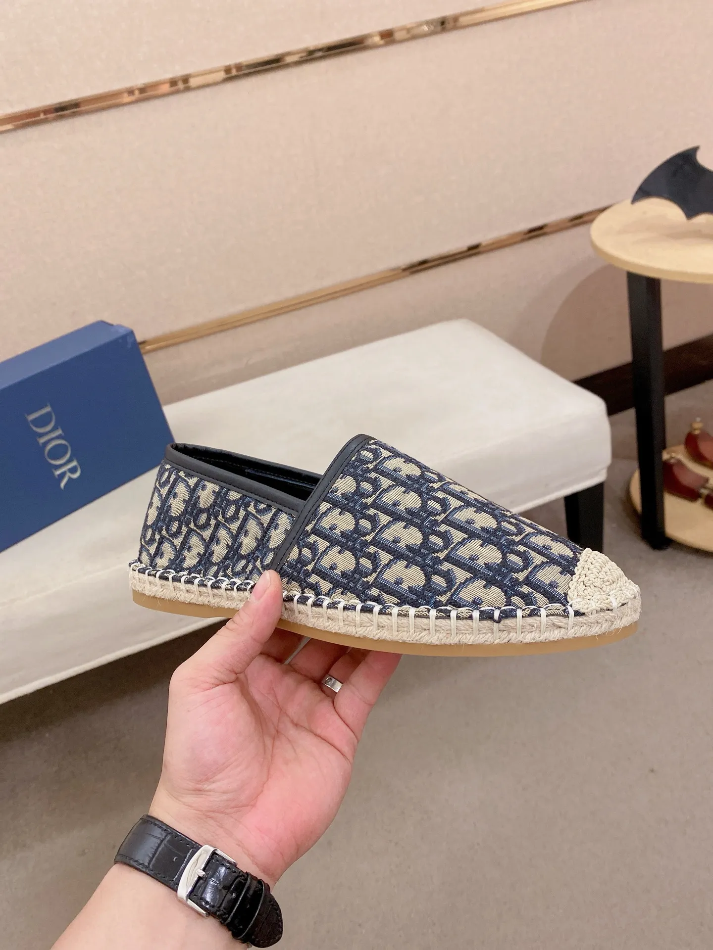 Factory price: 400💰High quality [Dior·Dior] 💫Men's latest slip-on Loaf casual shoes ✔️The original version is available at the counter simultaneously. 1:1 replica🏍️Fabrics: Italian imported fabrics, pure hand-drawn threads, raw rubber breathable and non-slip outsole, lining breathable and comfortable lambskin, 100% comfortable density, original rubber outsole wear-resistant ✔️Code number: 38-44, you deserve it, (Note: 37, 45, 46 can be customized, non-refundable and non-exchangeable)